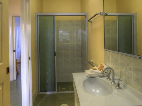 Belle Vue Beach House By Discover Stradbroke - Your Accommodation 18