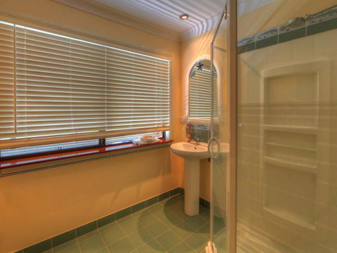 Belle Vue Beach House By Discover Stradbroke - Your Accommodation 5