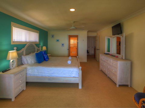 Belle Vue Beach House By Discover Stradbroke - Your Accommodation 1
