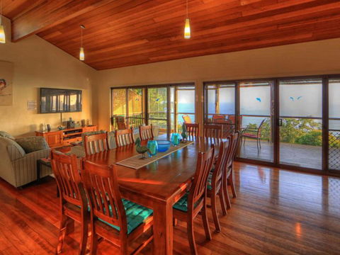 Belle Vue Beach House By Discover Stradbroke - Your Accommodation 17
