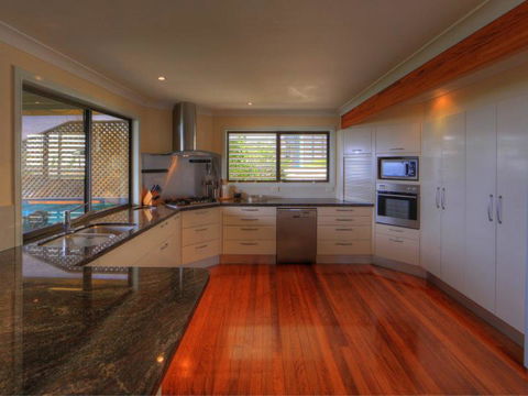 Belle Vue Beach House By Discover Stradbroke - Your Accommodation 19