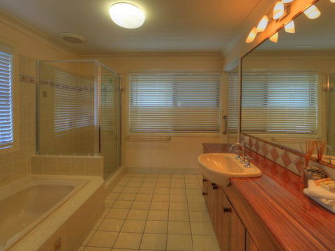 Belle Vue Beach House By Discover Stradbroke - Your Accommodation 9