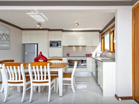 'Beach Break 2', 2/10 Lionel St - Downstairs Unit With Aircon - Your Accommodation 2