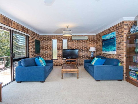 'COLUMBIA VIEWS', 2/9 COLUMBIA CLOSE - AIRCON, WIFI, NETFLIX, VIEWS & BOAT PARKING - Your Accommodation 3