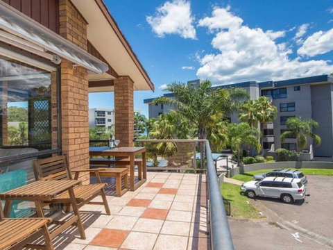'COLUMBIA VIEWS', 2/9 COLUMBIA CLOSE - AIRCON, WIFI, NETFLIX, VIEWS & BOAT PARKING - Your Accommodation 1