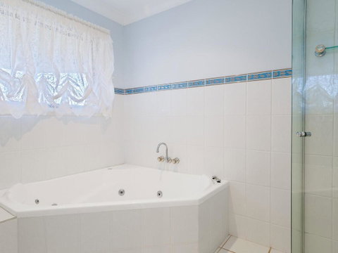 'GrandView', 10 Grandview Close - Huge House With Water Views, Aircon, WIFI, Netflix, Foxtel & Billiard Table - Your Accommodation 2