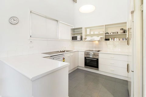 'Matilda' - Spacious & Centrally Located With Great Lake Views - Your Accommodation 3