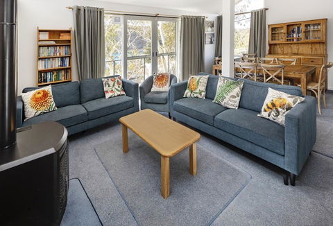 'Matilda' - Spacious & Centrally Located With Great Lake Views - Your Accommodation 1