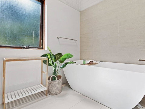'Nunkeri', 5 Kerrie Close - Stunning House With Fabulous Views, Linen, WIFI & Air Conditioning - Your Accommodation 2