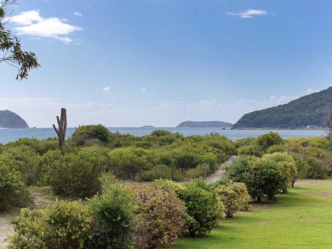 1 'Intrepid', 3 Intrepid Close - Amazing Views Of Shoal Bay, Only 100m From The Beach - Your Accommodation 2