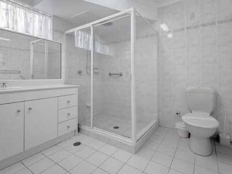 1 'Laman Lodge', 15 Laman Street - Stunning Air Conditioned Unit With Water Views And WIFI - Your Accommodation 1