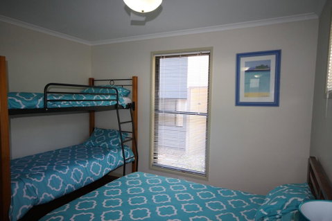 1 Naiad Court - Lowset Family Home With Swimming Pool And Covered Deck. Pet Friendly - Your Accommodation 0