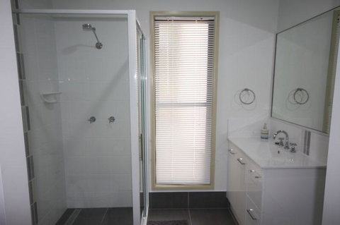 1 Naiad Court - Lowset Family Home With Swimming Pool And Covered Deck. Pet Friendly - Your Accommodation 3