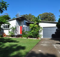 10 Double Island Drive - Modern family home centrally located swimming pool  outdoor area - Your Accommodation