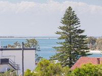 13 'Cote D'Azur' 61 Donald Street - Lovely unit with air con pool lift and WiFi