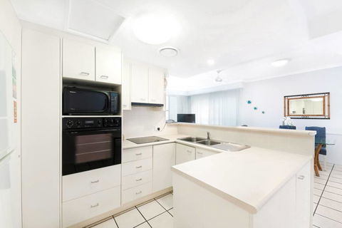 2 Bedroom Alex Unit - Ocean, Pool And Park Views - Your Accommodation 1