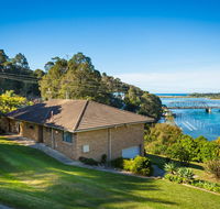 2 Water Crescent - Retro Haven - Your Accommodation