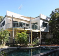 20 Orania Court - Two storey family home with swimming pool patio  large deck. Pet friendly - Your Accommodation