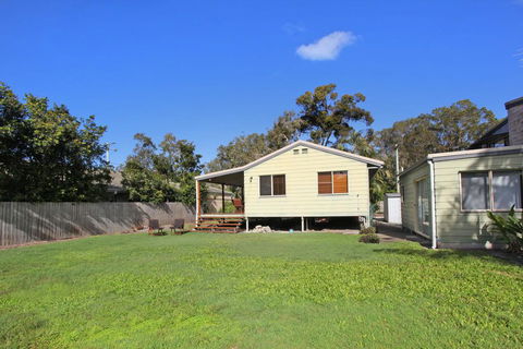 24 Sundew Street, Mudjimba - 500 Bond - Pet Friendly, Linen Supplied, WIFI, Air Cond. - Your Accommodation 1