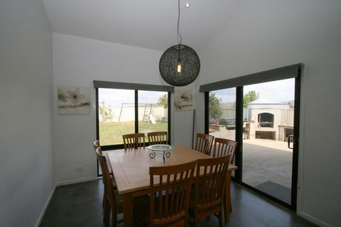 26 Twynam Street - Your Accommodation 3