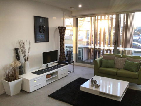 Bundoora Uni Hill 2bdr 2bth 1car - Your Accommodation 0