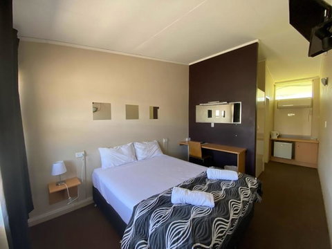 Coal N Cattle Hotel Motel - Your Accommodation 2