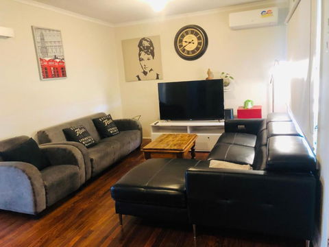 D122 Lovely London Home - Your Accommodation 2