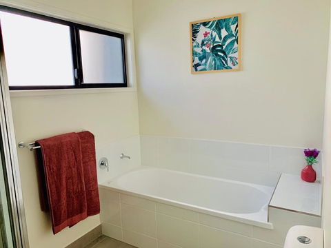 DAYDREAMING Airlie Beach, Water Views & Only 200m To Boardwalk. - Your Accommodation 3