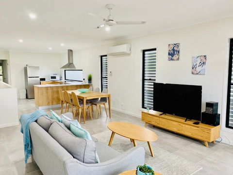 DAYDREAMING Airlie Beach, Water Views & Only 200m To Boardwalk. - Your Accommodation 0
