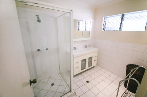 3 Bedroom Apartment // Spence St - Your Accommodation 2
