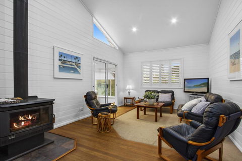 3 Macleay St, Narrawallee - Your Accommodation 2