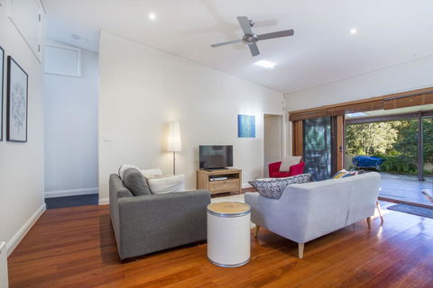 33 Bangalow - Narrawallee's Beautiful Bungalow - Your Accommodation 0