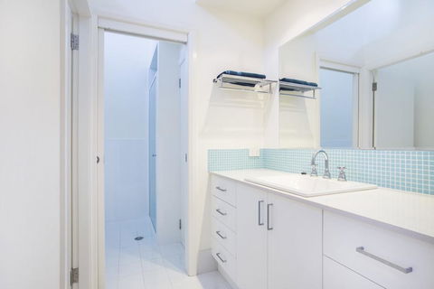 33 Bangalow - Narrawallee's Beautiful Bungalow - Your Accommodation 1