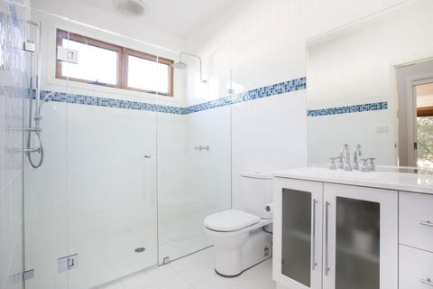 33 Bangalow - Narrawallee's Beautiful Bungalow - Your Accommodation 3