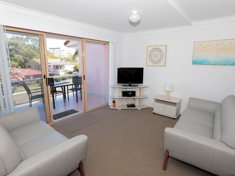 4 'Frangipani' 30 Leonard Avenue - Spacious Townhouse - Your Accommodation 1