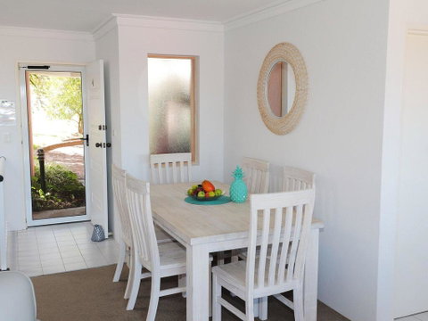 4 'Frangipani' 30 Leonard Avenue - Spacious Townhouse - Your Accommodation 2