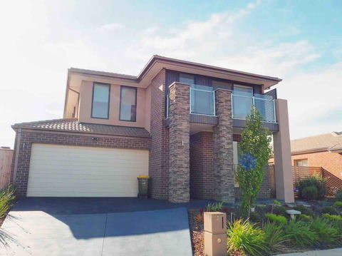 4 Bed 2 And A Half Bath Luxury Villa In Point Cook - Your Accommodation 0