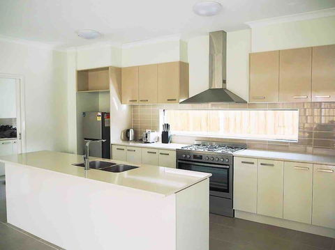 4 Bed 2 And A Half Bath Luxury Villa In Point Cook - Your Accommodation 3