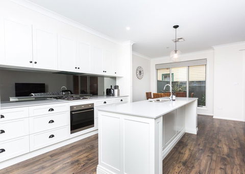 4 Bedroom Inner City Townhouse - SLEEPS 9 !! - Your Accommodation 1