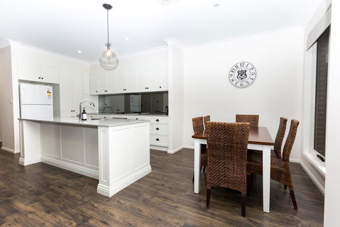 4 Bedroom Inner City Townhouse - SLEEPS 9 !! - Your Accommodation 3