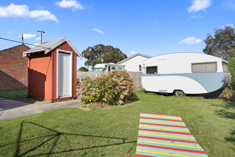 4 MONTROSE AVE - Retro Home In The Heart Of Town - Your Accommodation 3