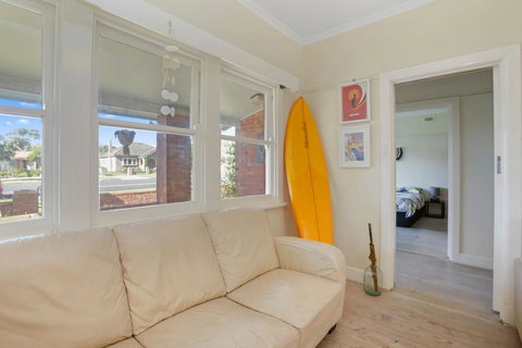 4 MONTROSE AVE - Retro Home In The Heart Of Town - Your Accommodation 1