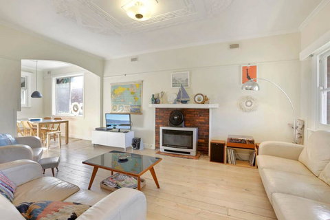 4 MONTROSE AVE - Retro Home In The Heart Of Town - Your Accommodation 0