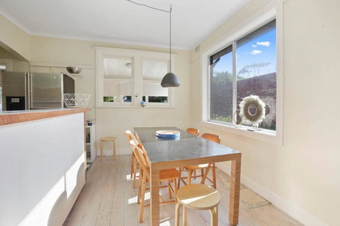 4 MONTROSE AVE - Retro Home In The Heart Of Town - Your Accommodation 2