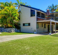 40 Rumbalara Avenue - Rainbow Beach Entertain on the spacious verandah overlooking beautiful Rainbow Beach - Your Accommodation