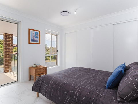 5 Bent Street - Huge House With Foxtel & Aircon - Your Accommodation 3