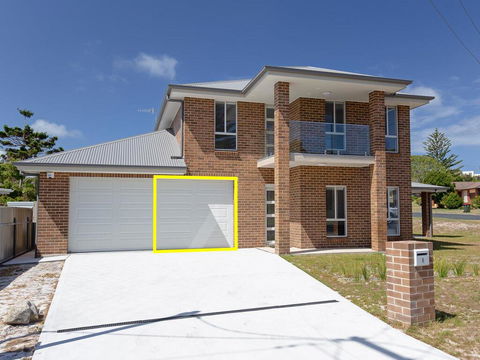 5 Bent Street - Huge House With Foxtel & Aircon - Your Accommodation 0
