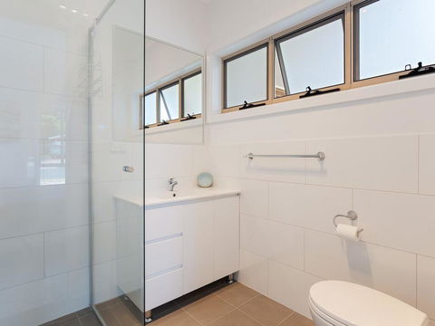 5 Bent Street - Huge House With Foxtel & Aircon - Your Accommodation 2
