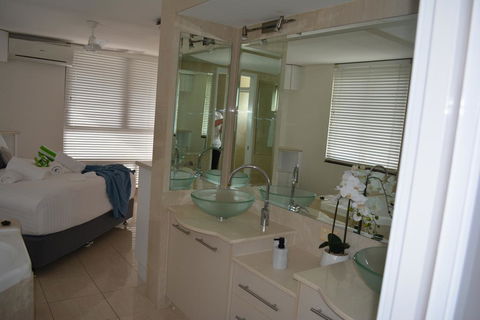 5,  Apartment On The Esplanade - Your Accommodation 3