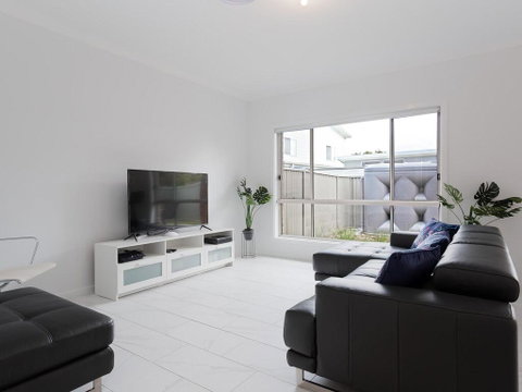 5B BENT STREET - LARGE HOUSE WITH DUCTED AIR CON, WIFI & FOXTEL - Your Accommodation 1